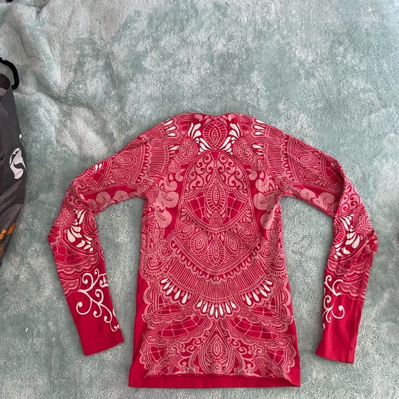 Athleta women’s small red base layer. Flattering design. - Picture 4 of 4